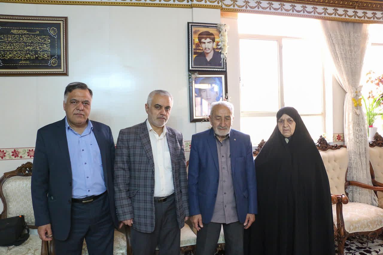 دیدار معاون توسعه مدیریت و سرمایه انسانی سازمان با خانواده معظم شهداء