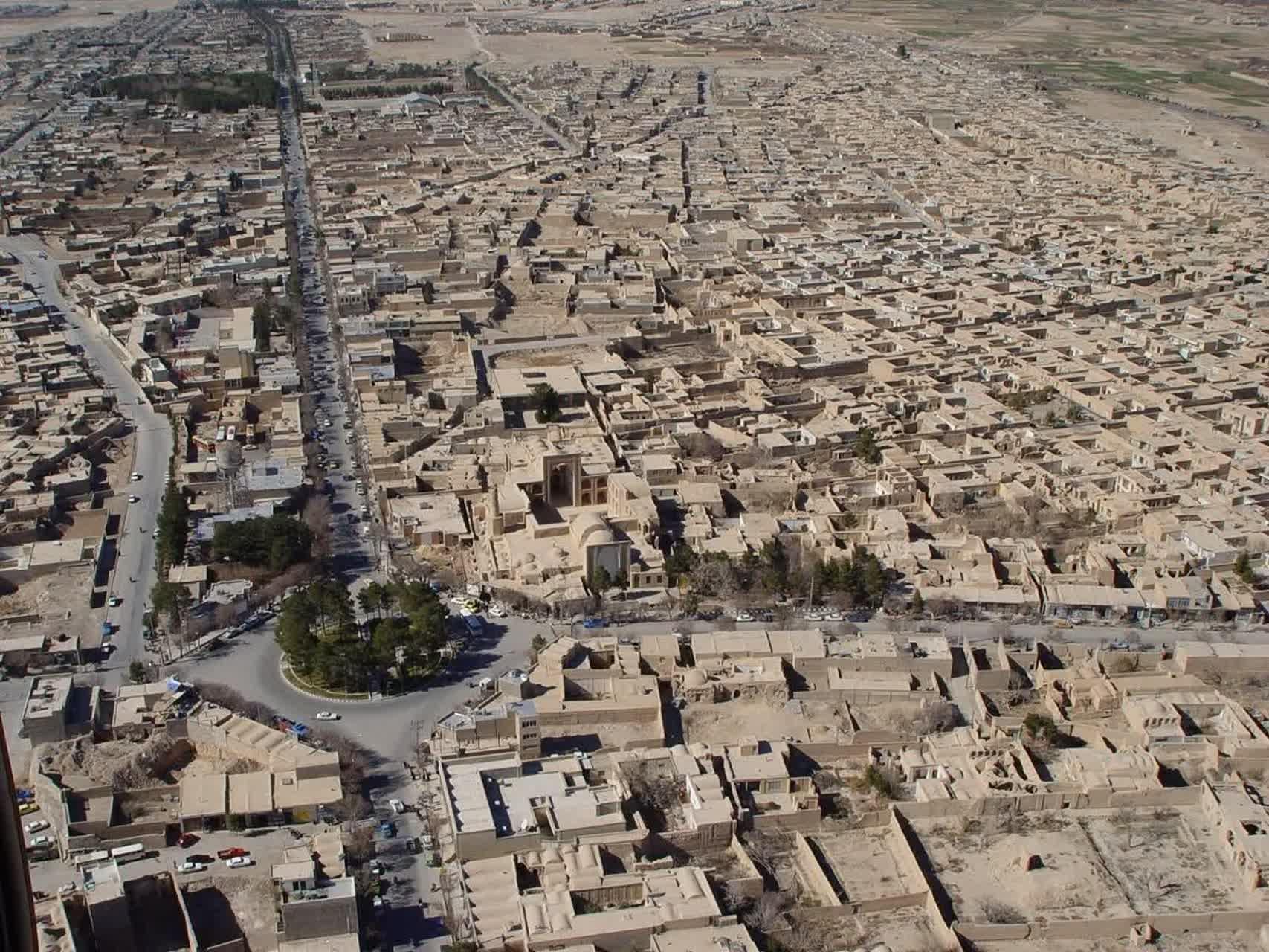 ابرکوه، شهری که در هوایشهرستان ابرکوه که به عنوان یکی از ۱۴ شهر نمونه گردشگری ایران انتخاب شده است تاریخ نفس می‌کشد