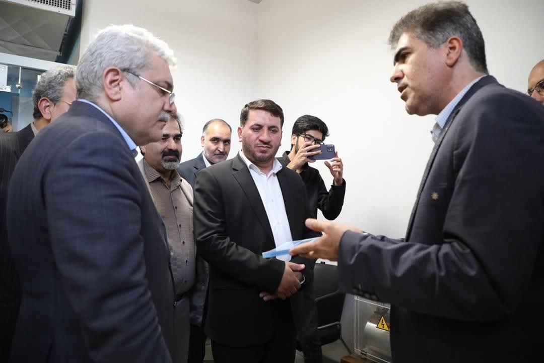 بازدید سورنا ستاری از سرای نوآوری پوشاک دانشگاه آزاد یزد