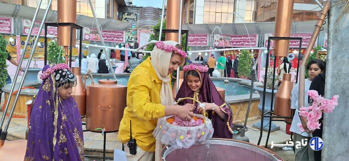 آغاز به کار جشنواره ملی گلابگیری و سوغات در کرج