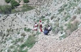 نجات مصدوم ۴۵ ساله از ارتفاع ۴۰۰ متری در جاده کرج – چالوس