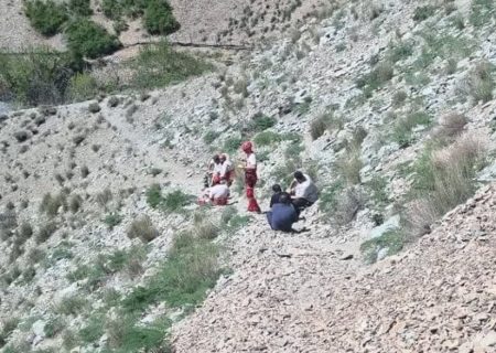 نجات مصدوم ۴۵ ساله از ارتفاع ۴۰۰ متری در جاده کرج – چالوس