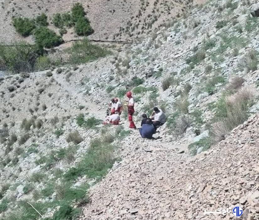 نجات مصدوم ۴۵ ساله از ارتفاع ۴۰۰ متری در جاده کرج – چالوس