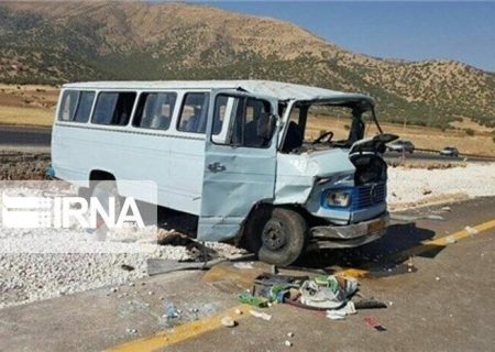 واژگونی مینی‌بوس در جاده اراک – قم ۱۴ مصدوم برجا گذاشت
