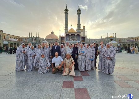 گردشگران لهستانی با فرهنگ ایرانی‌اسلامی در حرم حضرت معصومه آشنا شدند