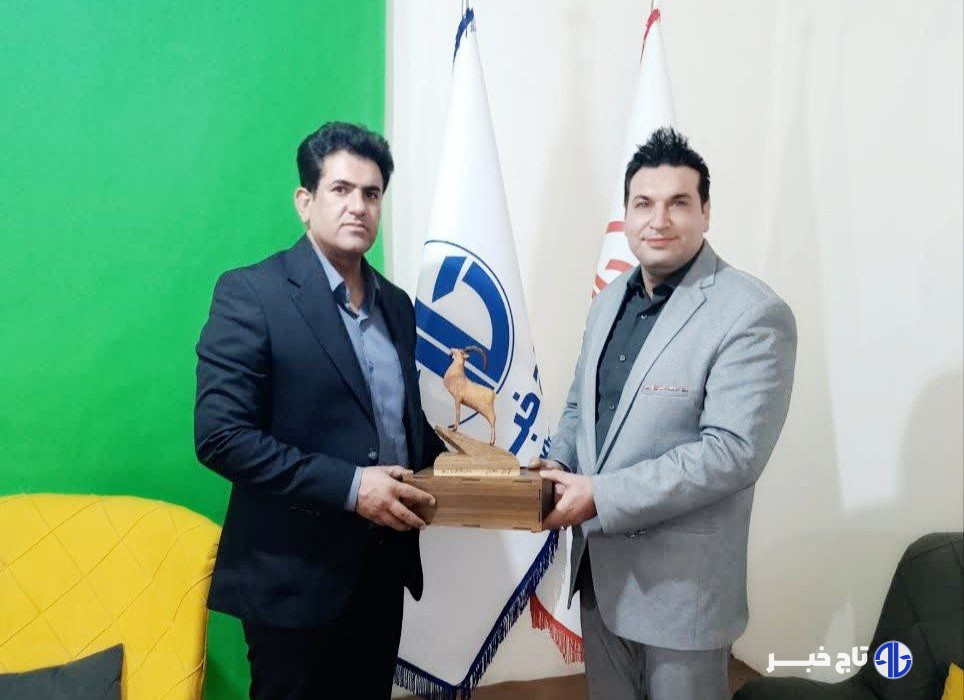 تجلیل مدیرکل محیط زیست لرستان از قائم‌ مقام انجمن خبرنگاری و روابط عمومی استان