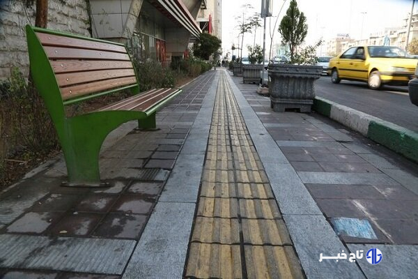 اجرای طرح جمع آوری میز و صندلی‌های صنوف از پیاده‌روهای تهران