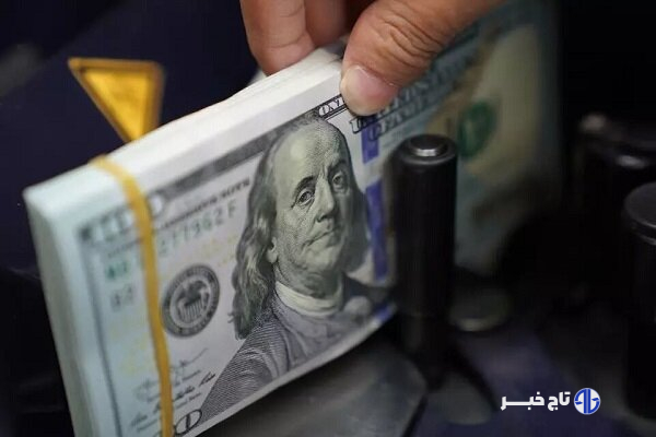 تجار و بازرگانان در حال ثبت سفارش خرید و فروش ارز هستند