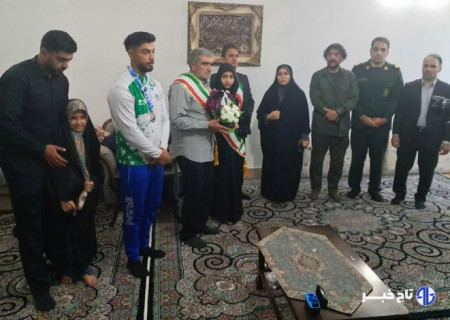 قهرمان آسیا مدالش را به خانواده شهید مرادی تقدیم کرد
