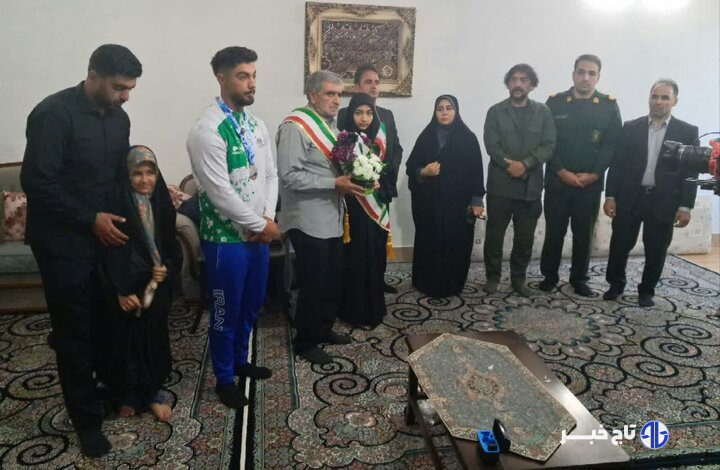 قهرمان آسیا مدالش را به خانواده شهید مرادی تقدیم کرد