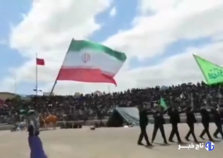 اهتزار پرچم ایران در آیین شبیه خوانی عاشورا در بخشایش