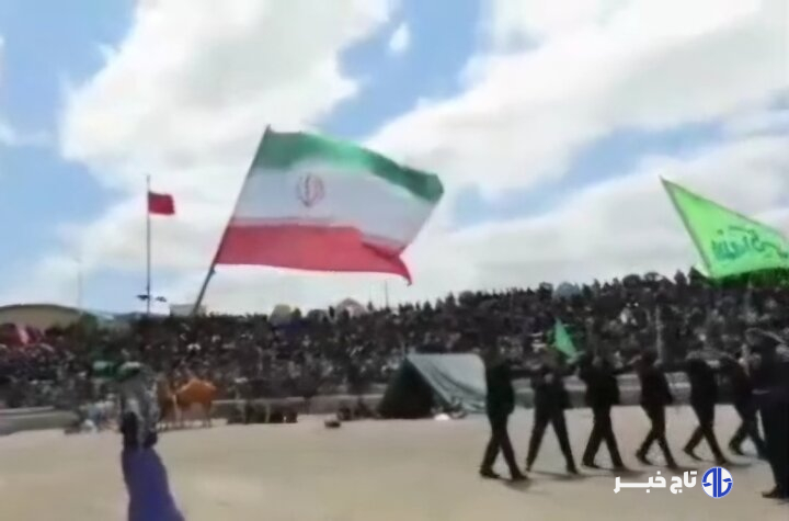 اهتزار پرچم ایران در آیین شبیه خوانی عاشورا در بخشایش