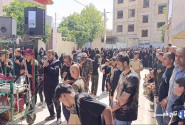 حضور عزاداران حسینی در مقابل منزل شهید «سید حسین موسوی»