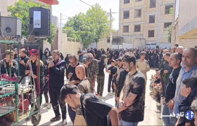 حضور عزاداران حسینی در مقابل منزل شهید «سید حسین موسوی»