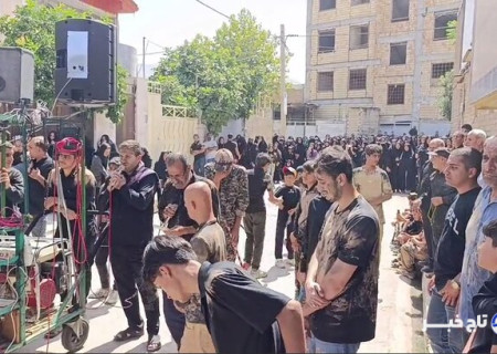 حضور عزاداران حسینی در مقابل منزل شهید «سید حسین موسوی»