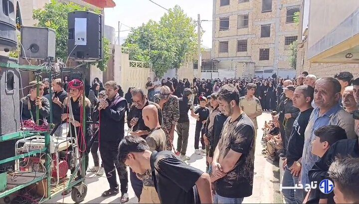 حضور عزاداران حسینی در مقابل منزل شهید «سید حسین موسوی»