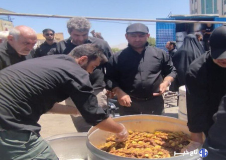 پخت و توزیع ۷۲ دیگ غذا در سنندج به یاد ۷۲ شهید کربلا