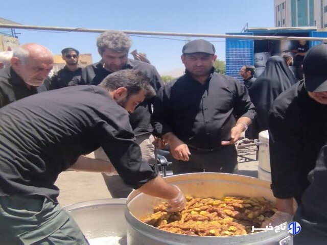 پخت و توزیع ۷۲ دیگ غذا در سنندج به یاد ۷۲ شهید کربلا