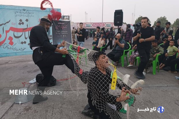 اجرای نمایش خیابانی «ماندن یا رفتن» با موضوع مقاومت فلسطین در چذابه