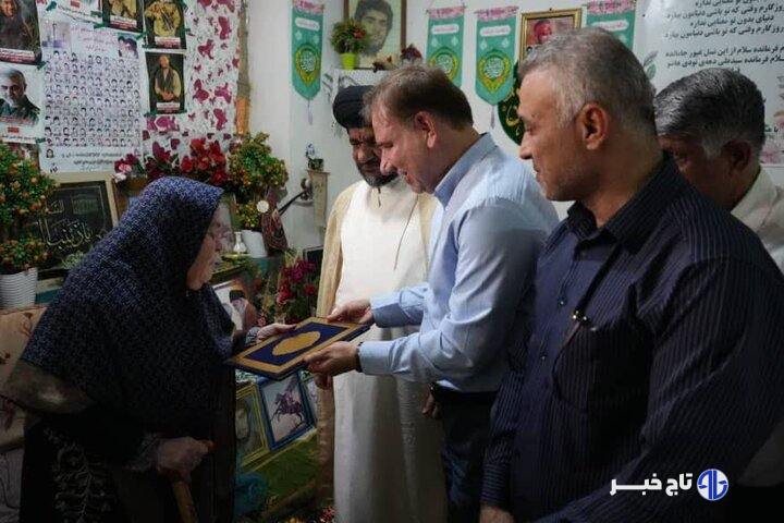 دیدار مسئولان با خانواده سید مرتضی حسینی‌زاده درگناوه