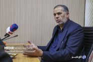 مجلس تمام قد کنار دولت ایستاده است