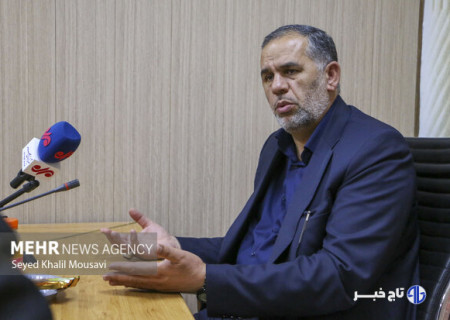 مجلس تمام قد کنار دولت ایستاده است