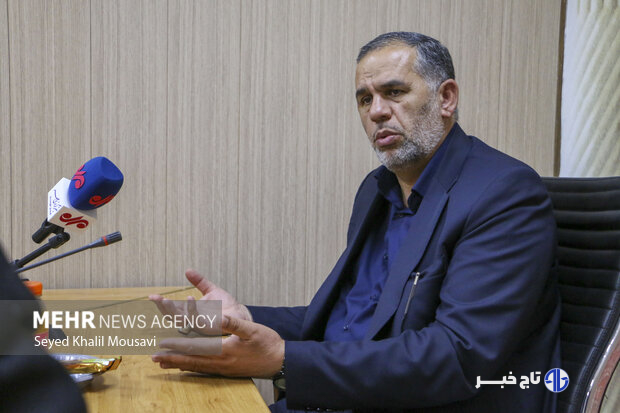 مجلس تمام قد کنار دولت ایستاده است
