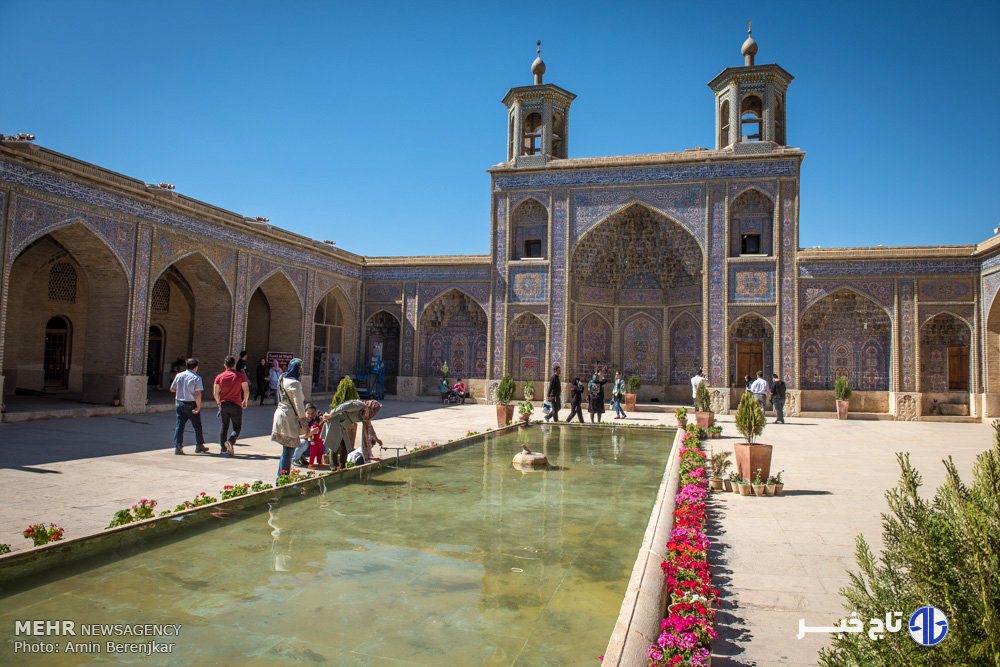مسجد نصیرالملک شیراز؛ زمزمه‌هایی عارفانه در نغمه‌ زیبای نور و رنگ
