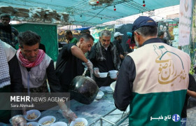 پخت حلیم در شب شهادت ثامن الائمه؛ نذر هر ساله امام رضایی‌ها