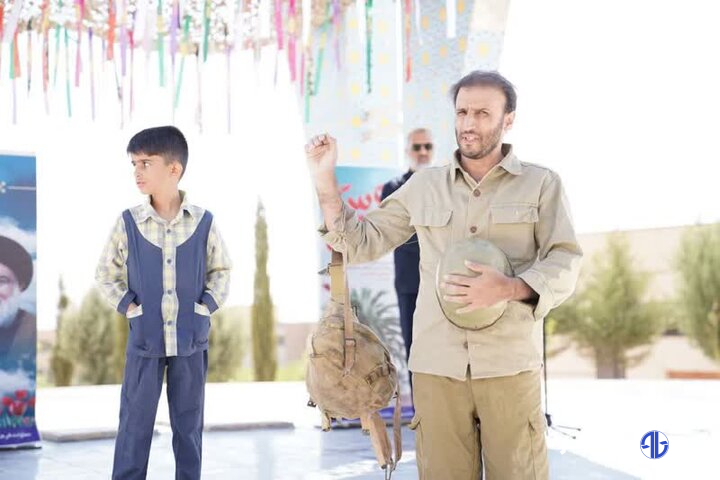 نمایش خیابانی «کارنامه» در خرم‌آباد اجرا شد