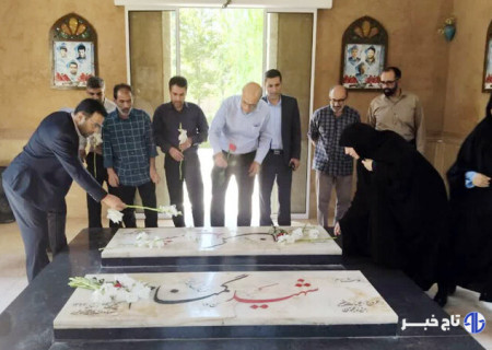 گلباران و عطرافشانی مزار شهدای گمنام دانشکده علوم قرآنی شیراز