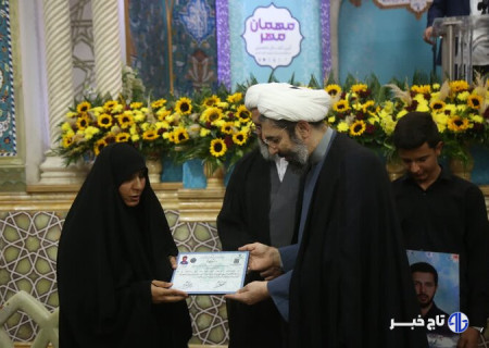 اعطای نمادین مدرک کارشناسی ارشد به خانواده شهید عمران بهرامی