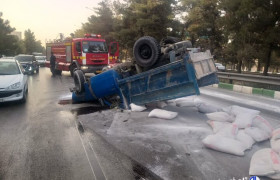 نیسان حامل مصالح ساختمانی در مشهد واژگون شد