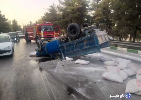 نیسان حامل مصالح ساختمانی در مشهد واژگون شد
