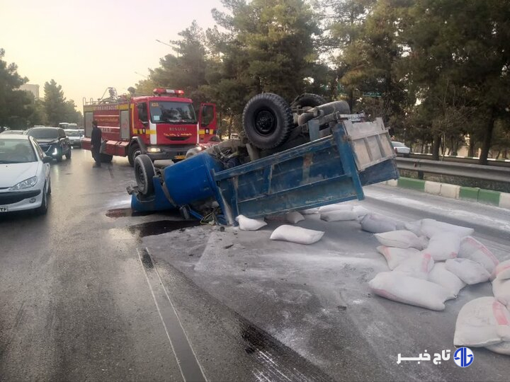 نیسان حامل مصالح ساختمانی در مشهد واژگون شد