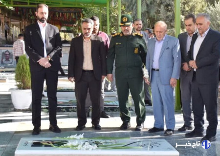 همه مسئولان لرستان در خدمت به خانواده شهدا پیش‌قدم شوند