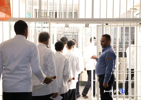 بانوی عکاس در ری برای آزادی ۳ زندانی پنج سکه طلای مهریه خود را هدیه کرد