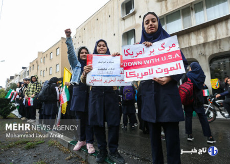 آغاز راهپیمایی ۱۳ آبان در قزوین با حضور مردم و دانش‌آموزان