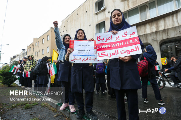 آغاز راهپیمایی ۱۳ آبان در قزوین با حضور مردم و دانش‌آموزان
