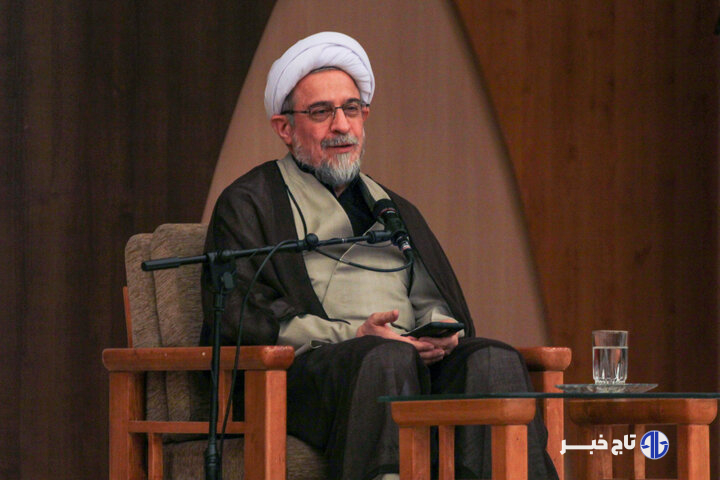 حضرت زهرا(س) محور نجات بشریت و الگوی دفاع از ولایت است