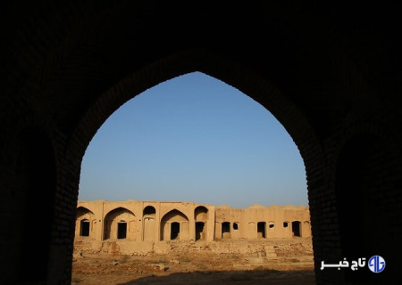 مرمت مجموعه تاریخی کاروانسرای البرز قم در مرحله تثبیت و بازسازی است