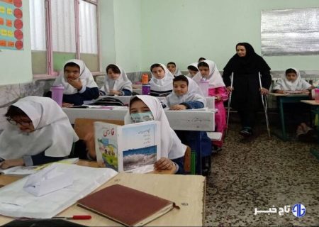 معلم فداکار شیروانی با پای شکسته هم پای درس ایستاد