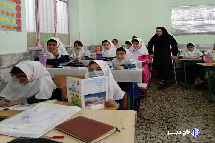 معلم فداکار شیروانی با پای شکسته هم پای درس ایستاد