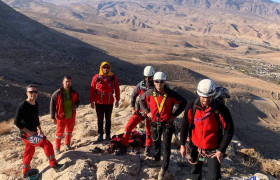 نیروهای هلالاحمر مرد گرفتار در ارتفاعات سالوک را نجات دادند