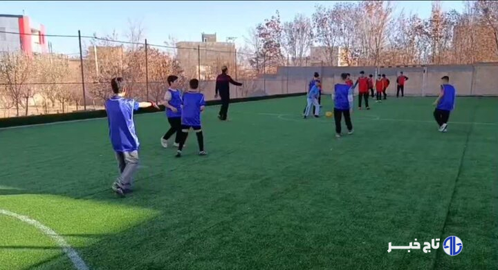 چمن مصنوعی مدرسه رستگاران دهگلان به بهره‌برداری رسید