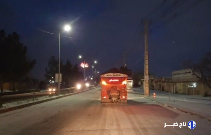 عملیات نمک‌پاشی در محورهای کوهستانی استان سمنان پس از بارش برف