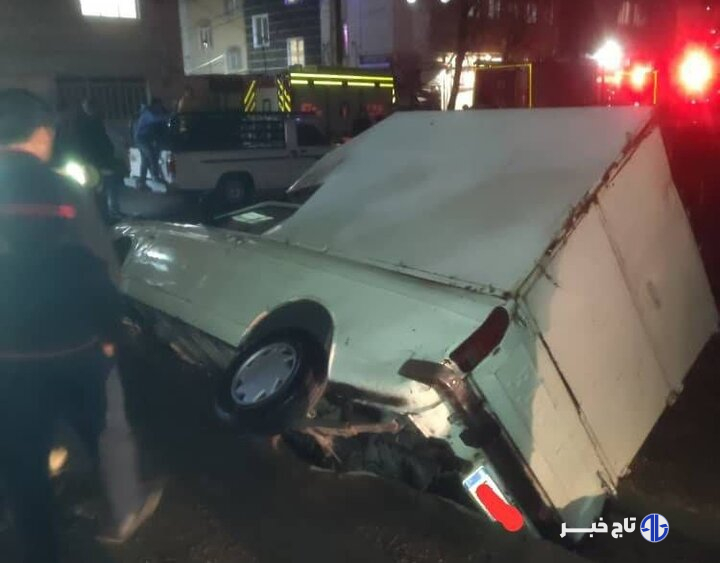 نشست زمین در شهرک ولیعصر؛ سه خودرو در زمین فرو رفت