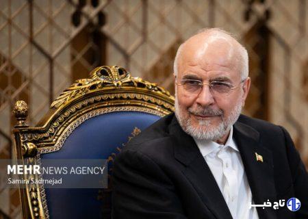 نمایش مضحکت شبیه یک استندآپ در کلاب شبانه بود